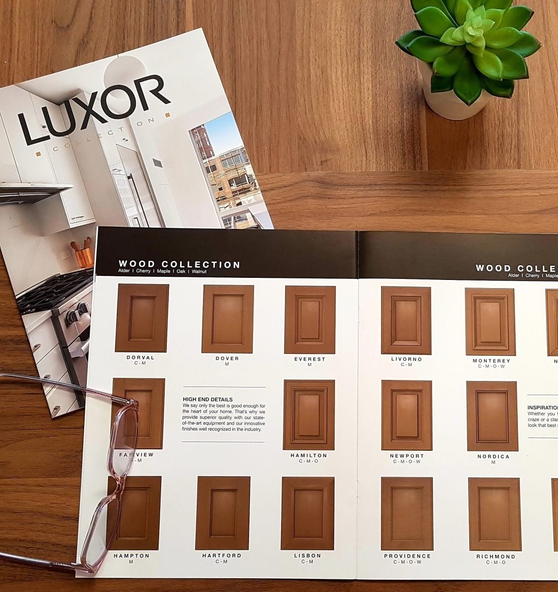 Couverture de la brochure : portes et échantillons de couleurs Luxor Collection.