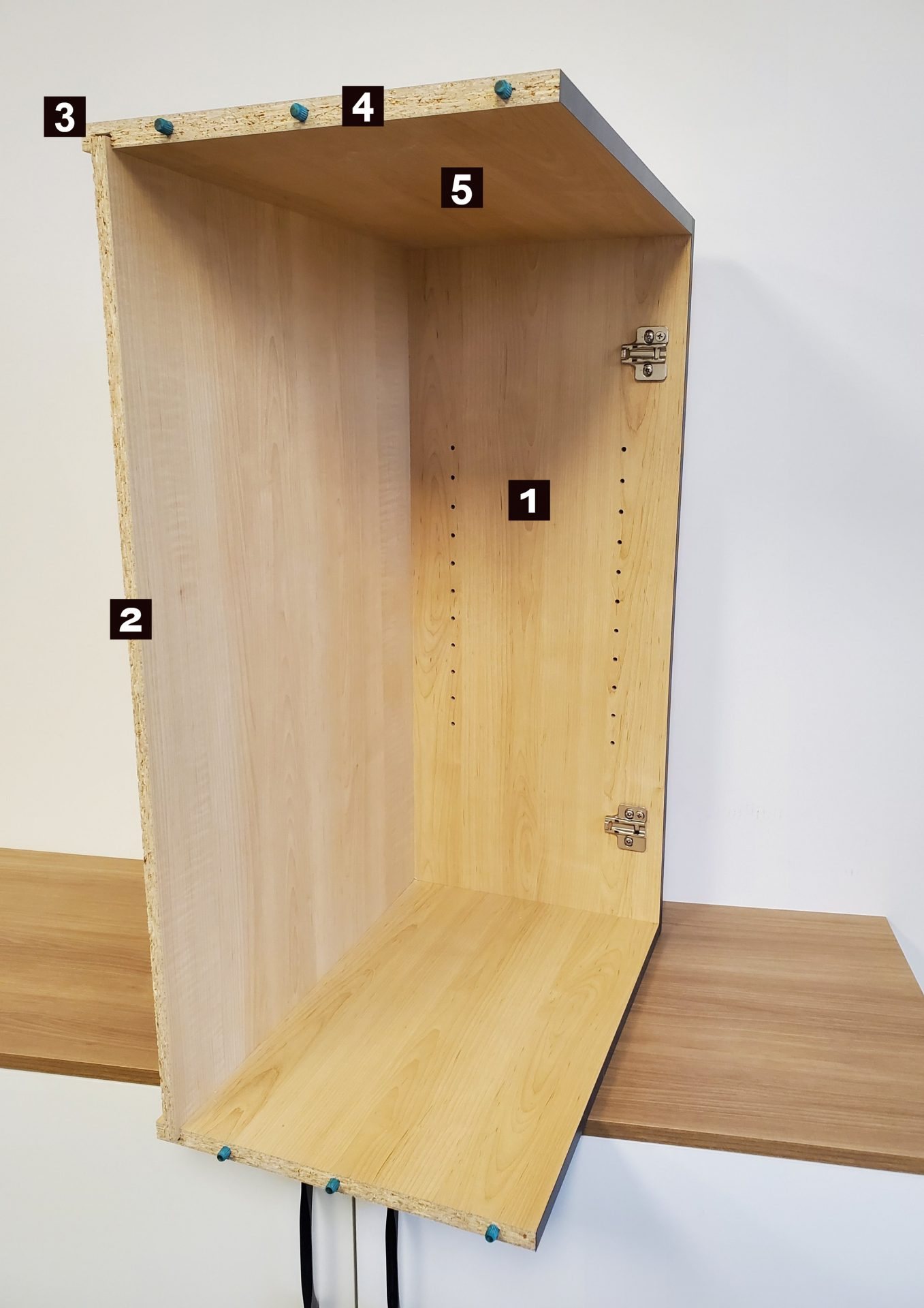 Schéma d’un caisson ouvert, pièces numérotées : côtés, dos, dessus fermé, tablette et charnière.