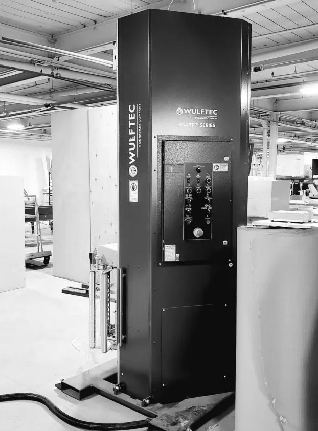 Emballeuse automatique Wulftec noire dans l’usine, photo en noir et blanc.