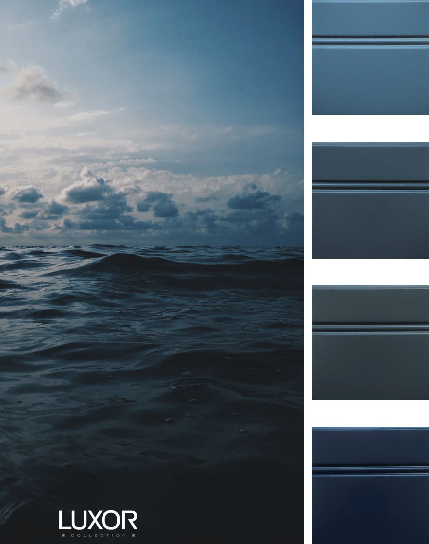 La mer au crépuscule, à côté de quatre échantillons de portes dans des tons de bleu.