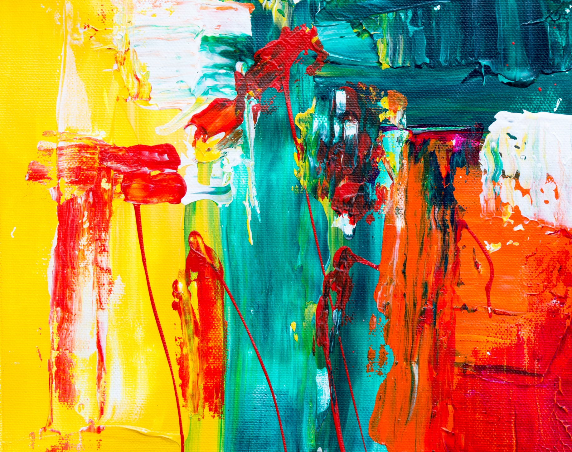 Toile couverte de peinture à l’huile épaisse, jaune, turquoise, rouge et orange.