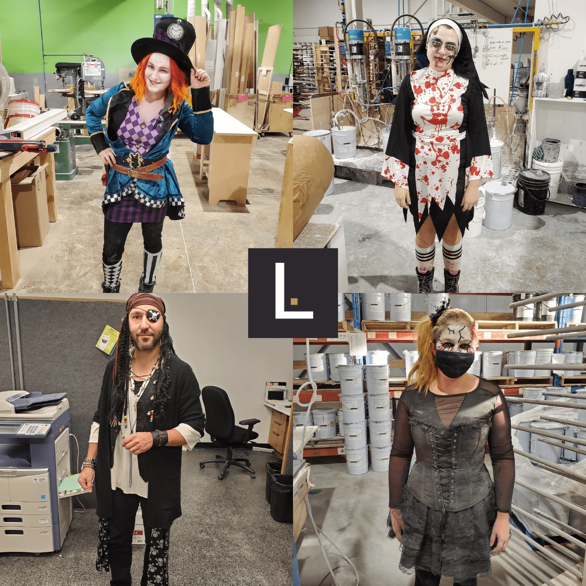 Quatre employés costumés pour l’Halloween dans l’usine, autour du monogramme Luxor.