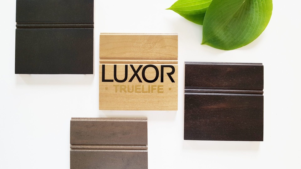 Échantillons de portes teintes et une plaque « Luxor TRUELIFE » sur fond blanc.