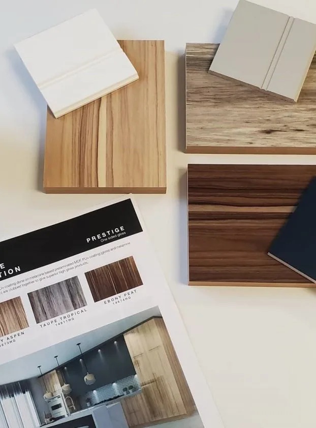 Échantillons de laminé Prestige posés sur la brochure.